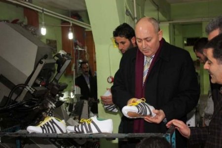 Vali Çetin, Ayakkabı Fabrikasını Gezdi