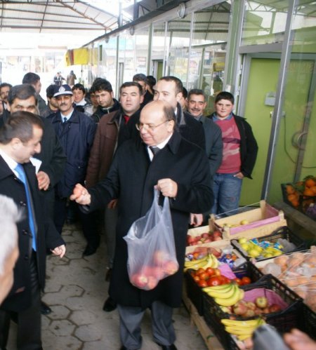 Vali Çiçek Esnafı Ziyaret Etti