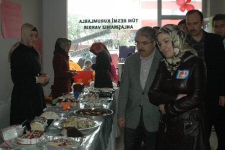 Vali Çınar ve Emniyet Müdürü Durmaz kermese katıldı