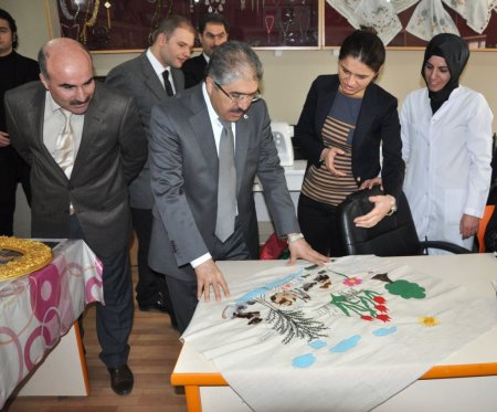 Vali Çınar'dan kadınlara: Yavrularımızın ilk öğretmeni sizlersiniz