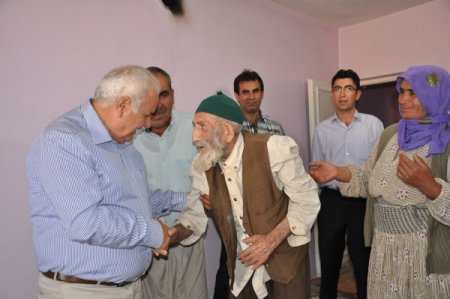 Vali Çolak, 120 Yaşındaki Vatandaşı Evinde Ziyaret Etti