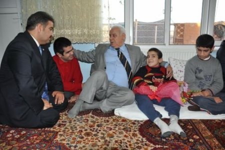 Vali Çolak, Engelli Aileyi Evinde Ziyaret Etti