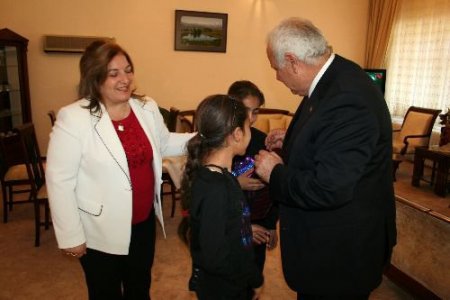 Vali Çolak Ve Emniyet Müdürü Güven Öğrencileri Evlerinde Ağırladı