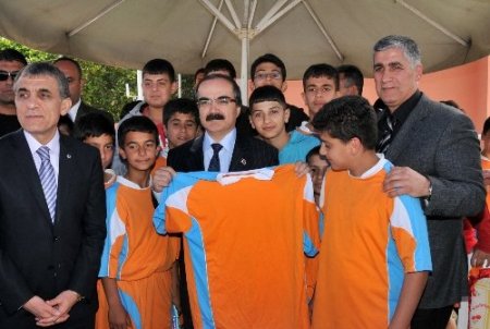 Vali Coş, Akkapı Mahallesi'nde vatandaşlarla bir araya geldi