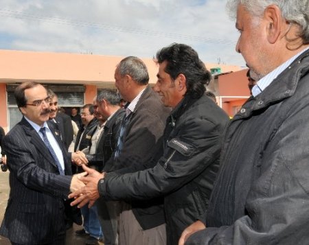 Vali Coş, Akkapı Mahallesi'nde vatandaşlarla bir araya geldi