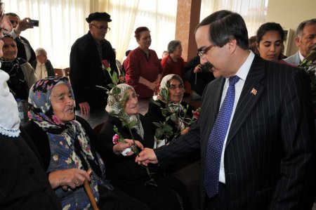 Vali Coş, huzurevinde kalan yaşlıları ziyaret etti