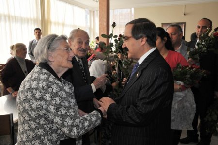 Vali Coş, huzurevinde kalan yaşlıları ziyaret etti