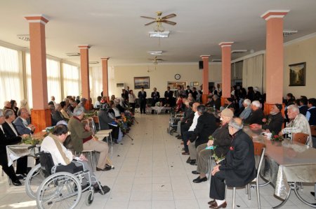 Vali Coş, huzurevinde kalan yaşlıları ziyaret etti