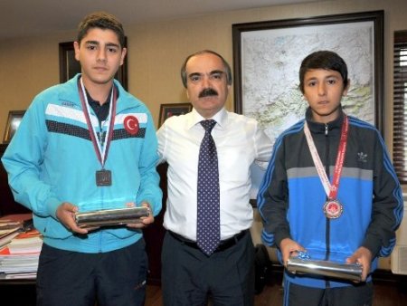 Vali Coş Adana'yı gururlandıran karatecileri kabul etti