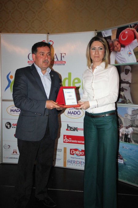 Vali Coş: Hekimlerimizin insanlığa hizmeti SAMEDER ile ülke sınırlarını aştı