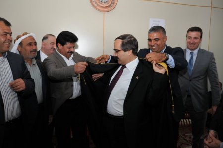 Vali Coş'a aba giydirip mırra içirdiler