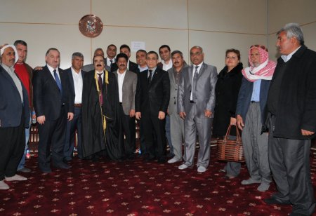 Vali Coş'a aba giydirip mırra içirdiler