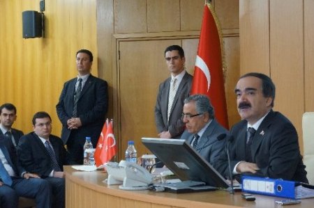 Vali Coş'tan kamu temsilcilerine: İhaleleri açık ve rekabetçi ortamda yapın