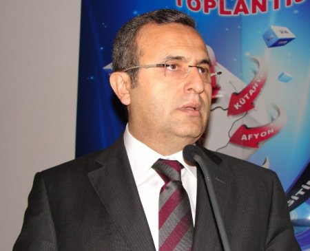 Vali Demir: Okulların anahtarlarını cebinizde taşımayın, halka açın