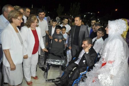 Vali Eşi Gülsüm Çolak’tan Düğün Hediyesi