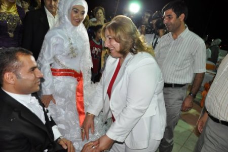 Vali Eşi Gülsüm Çolak’tan Düğün Hediyesi