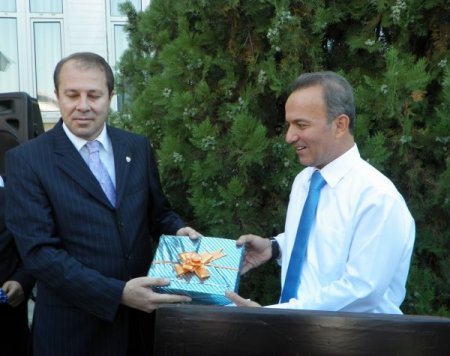 Vali Güner, Ayağına Güller Dökülerek Uğurlandı