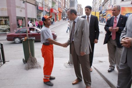 Vali Güner, Boş Zamanlarını Halkın İçinde Değerlendiriyor