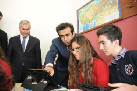 Vali Güzeloğlu öğrencilere tablet bilgisayar dağıttı