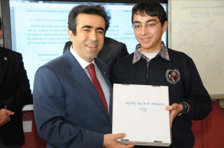 Vali Güzeloğlu öğrencilere tablet bilgisayar dağıttı