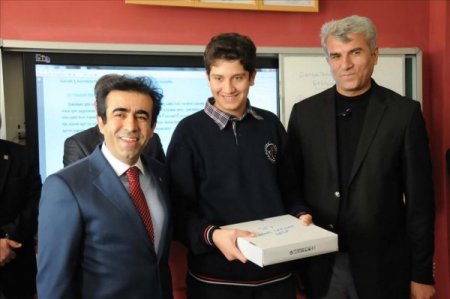 Vali Güzeloğlu öğrencilere tablet bilgisayar dağıttı