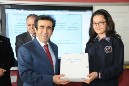 Vali Güzeloğlu öğrencilere tablet bilgisayar dağıttı