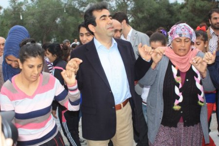 Vali Güzeloğlu pikniğe katıldı, vatandaşlarla halay çekti