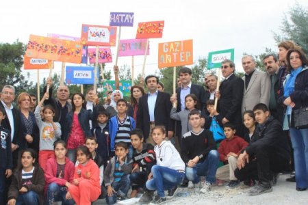 Vali Güzeloğlu pikniğe katıldı, vatandaşlarla halay çekti