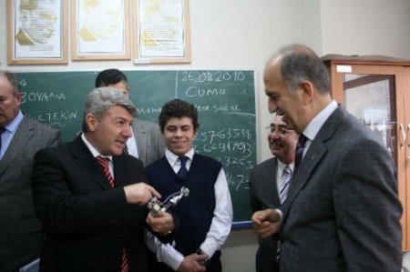 Vali Harput, Zihinsel Engelli İş Okuluna 10 Bilgisayar Sözü Verdi