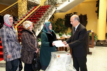 Vali Harput'tan Misi’li kadınlara hamur yoğurma makinesi