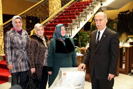 Vali Harput'tan Misi’li kadınlara hamur yoğurma makinesi