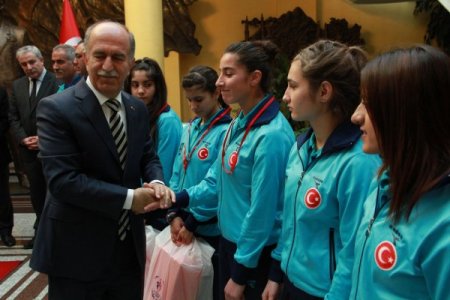 Vali Harput’tan şampiyon kızlara ödül