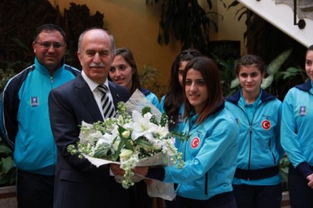 Vali Harput’tan şampiyon kızlara ödül