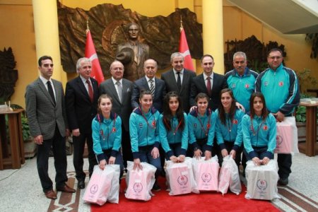 Vali Harput’tan şampiyon kızlara ödül