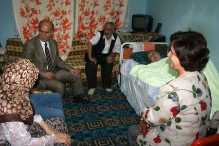 Vali Harput'tan Yardıma Muhtaç Ailelere Çatkapı İftar Ziyareti