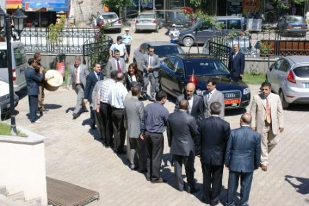 Vali Hüseyin Çapkın, İlk Açılışında Davul Zurna İle Karşılandı