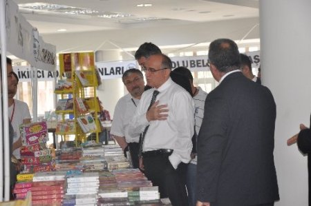 Vali ile öğrenciler birlikte kitap okudu