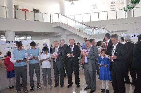 Vali ile öğrenciler birlikte kitap okudu