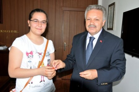 Vali Kahraman Başarılı Öğrencileri Ödüllendirdi