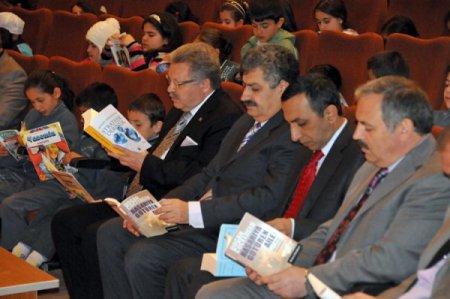 Vali Kahraman Öğrencilerle Kitap Okudu