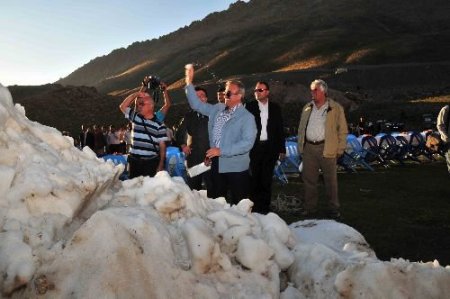 Vali Karaloğlu, Ağustosta Gazetecilerle Kartopu Oynadı