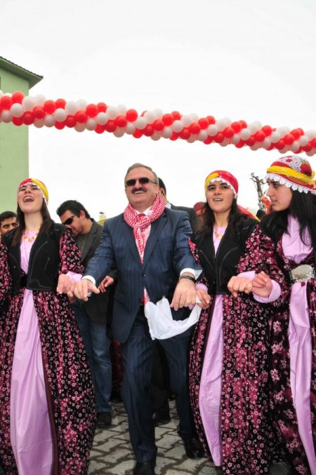 Vali Karaloğlu, Bayramı Kürtçe Kutladı: Nevruz Piroz Be