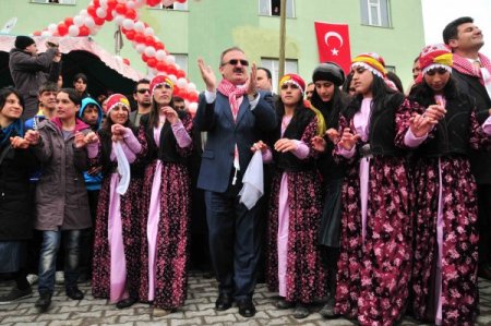 Vali Karaloğlu, Bayramı Kürtçe Kutladı: Nevruz Piroz Be