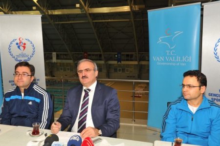 Vali Karaloğlu, gazetecilerle havuzu hem inceledi, hem de yüzdü