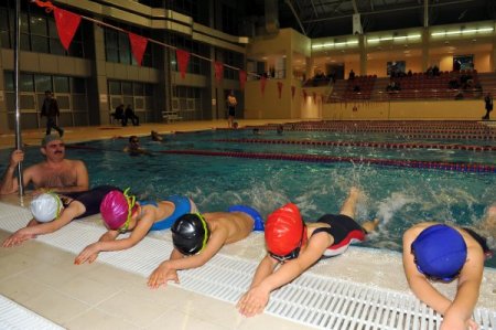 Vali Karaloğlu, gazetecilerle havuzu hem inceledi, hem de yüzdü