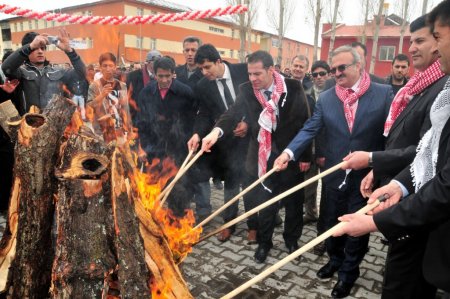 Vali Karaloğlu, Nevruz'u Kürtçe kutladı