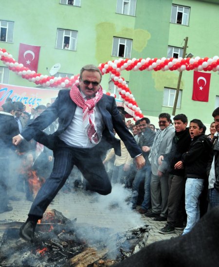 Vali Karaloğlu, Nevruz'u Kürtçe kutladı