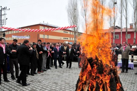 Vali Karaloğlu, Nevruz'u Kürtçe kutladı