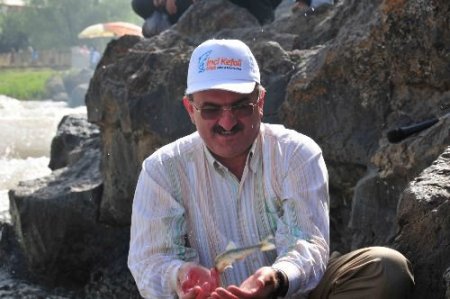 Vali Karaloğlu, Uçan Balık İzlemek İsteyenleri Van'a Davet Etti