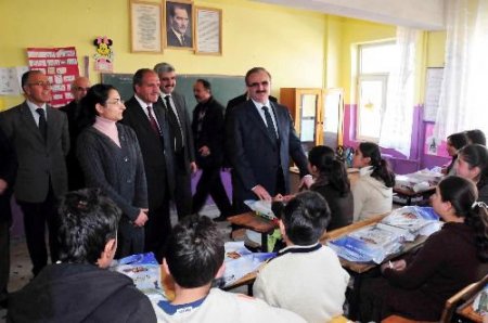 Vali Karaloğlu, Ücretsiz Sbs Kurslarına Katılan Öğrencilerden Başarı Sözü Aldı